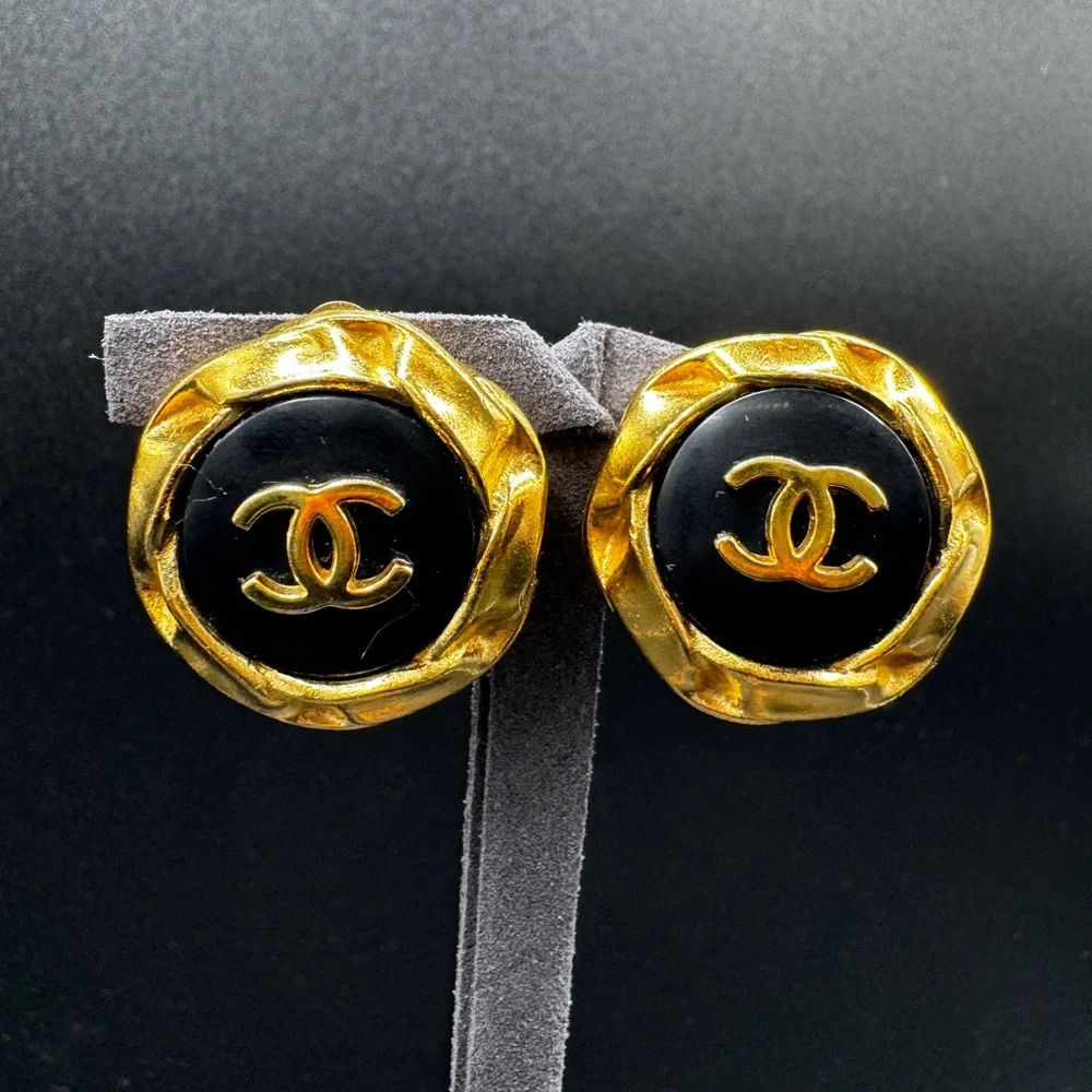 LOT 1511 24K gold plated CHANEL vintage clip on earrings